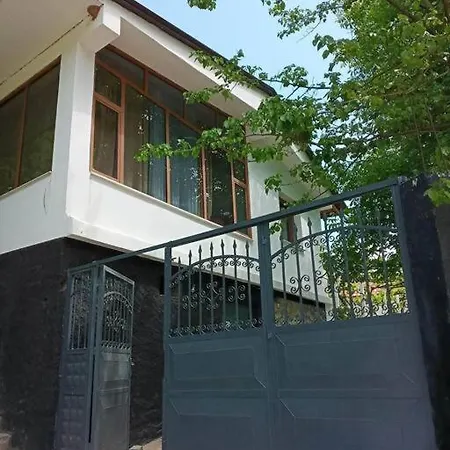 Holiday home With 100% Bio Food Maliq
